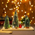 Set aus drei Mini-Sisal-Weihnachtsbäumen mit LED-Lichtern und Kugeln auf einem Holztablett - Kiefernnadel Set