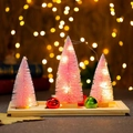 Drei rosa leuchtende Mini-Weihnachtsbäume auf einem Holztablett mit Dekokugeln - Rosa Schmuckset