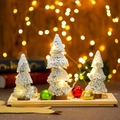 Drei leuchtende Mini-Weihnachtsbäume mit Schneeeffekt auf Holztablett für Festdekoration - Turmform Set