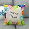 Dettaglio federa in lino con uova Happy Easter su un divano in tessuto grigio - Stile Uovo con Testo Nero Artistico (16)