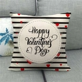 Détail de la housse de coussin en lin pour la Saint-Valentin sur un canapé gris - Rayures Noir Blanc Cœur Rouge (5)