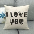 Détail de taie d'oreiller en lin avec texte I LOVE YOU sur canapé gris pour la Saint-Valentin - Motif Pingouin I Love You (12)
