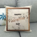 Détail de la housse de coussin en lin avec texte Saint-Valentin et motifs de marbre - Texture Marbre Gris Vœux (13)