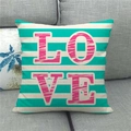 Détail d'une taie d'oreiller en lin avec texte LOVE rose sur rayures vert menthe - Rayures Vert Menthe LOVE (15)