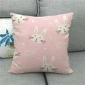 Nahaufnahme des rosa Leinen-Kissenbezugs mit niedlichem Hasen-Motiv und BABY-Schriftzug - Rosa Baby Herz Hase (2) / 45x45cm