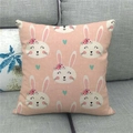 Detailstruktur des rosa Leinenkissenbezugs mit süßen Cartoon-Kaninchen- und Herzmustern - Rosa Kranz Hase Wiederholung (3) / 45x45cm