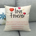 Detailopname van linnen kussensloop met Love Forever-print en hartjes op een bank - Love Forever Kunstlettertype Stijl (4)