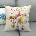 Detalle de funda de cojín de lino de Pascua con huevos y flores sobre un sofá gris - 45x45 cm / Estilo de Flores Exquisitas Huevos de Pascua (2)