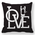 Gros plan sur la housse de coussin noire avec inscription LOVE et silhouette de couple - Silhouette de Demande en Mariage (16) / 45x45cm