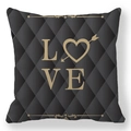 Détail du motif à losanges et du texte LOVE doré sur la housse de coussin décorative - Argyle Or Noir (21) / 45x45cm