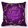 Coussin violet avec texte 'All You Need is Love' et motif couronne florale dorée - Couronne Violette All You Need is Love (30)