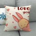 Dettaglio federa in lino con coniglietto che tiene un cuore e scritta Love You - Stile Coniglio che Abbraccia Cuore Rosa