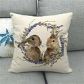 Detailaufnahme eines Leinen-Osterkissenbezugs mit Aquarell-Hasen und floralem Kranzdesign - Aquarell-Hase mit Lila Kranz (5) / 45x45cm