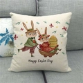 Detail der Frohe Ostern Kissenhülle mit Hasen-Illustration auf grauem Sofa - Vermenschlichter Hase im Anzug (10) / 45x45cm