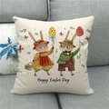 Detail eines Leinen-Osterkissenbezugs mit Hasen und Eiern auf grauem Sofa - Handbemalter Osterhase und Ei (11) / 45x45cm