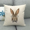 Detailansicht des Hasen-Aufdrucks auf Leinen-Kissenhülle mit schwarz-weißer Schleife - Modischer Hase mit Brille (12) / 45x45cm