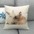 Detailstruktur des Leinen-Osterkissenbezugs mit zwei realistischen Hasen auf dem Sofa - Zwei realistische braun-graue Hasen (13) / 45x45cm