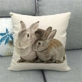 Oster Kissenbezug aus Leinen mit realistischen Hasenmotiven auf einem grauen Sofa - Realistisches Hasenpaar-Muster (15) / 45x45cm