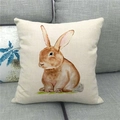 Detail eines Leinenkissenbezugs mit Aquarell-Hasenmotiv auf grauem Sofa - Realistischer Aquarell-Hase (2)