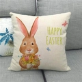 Detalle de funda de cojín de lino Felices Pascuas con conejo de acuarela y estampado floral - Felices Pascuas Conejito con Ramo