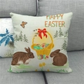 Funda de cojín de lino de Pascua con conejos y huevos de colores en un sofá gris - Felices Pascuas Conejo con Cesta