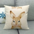 Primer plano de funda de cojín de lino con conejo de Pascua en sofá gris - Boceto Artístico del Conejo de Pascua