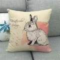 Detalle de funda de cojín de Pascua en lino con diseño de conejo acuarela sobre sofá - Conejito Artístico de Acuarela