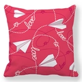 Housse de coussin rose avec avion en papier blanc et texte love pour la Saint-Valentin - Avion en Papier Rose Trajectoire love (36)