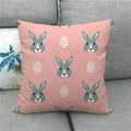 Funda de cojín de lino para Pascua con conejitos grises y huevos sobre fondo rosa - 45x45 cm / Base Rosa Conejo Azul Huevo (1)