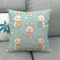 Primer plano de funda de cojín de Pascua en lino con conejitos sobre sofá gris - 45x45 cm / Conejo de Dibujos Animados Azul Claro con Huevo (4)