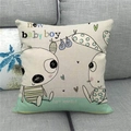 Detalle de la funda de cojín de lino con un bebé y lindos patrones de corazones - New Baby Boy Dibujos Animados Pintado a Mano (11)