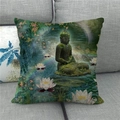 Dettaglio federa in lino con Buddha Zen e loto bianco su un divano grigio - Buddha di Pietra con Loto Bianco e Foglie di Acero Stile (4)