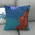Détail de la housse de coussin en lin avec motif bouddha et lotus sur canapé gris - Bouddha Rouge-Brun et Lotus Bleu-Violet Style (7)