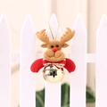 Colgante navideño de reno de peluche con cascabel dorado colgado en una valla blanca - Ciervo / Campana Dorada / Rojo