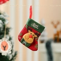 Dettaglio di calza natalizia rossa con renna 3D e scritta Merry Christmas dorata - Cervo