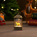 Detail van vintage bronzen kerstlantaarn met LED-hert en feestelijk sneeuwtafereel - Platte Lamp Hert (Watergevuld)