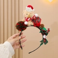 Kersthaarband met beertje, rood-groene pompons, geruite strik en dennenappel - Beer stijl
