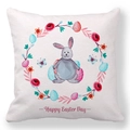 Detail eines Oster-Kissenbezugs mit Cartoon-Hase und buntem Blumenkranz auf Pfirsichhaut - 45x45cm / Kranz Grauer Hase Happy Easter (18)