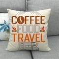 Detail eines Leinenkissenbezugs mit Happy Camper Reise-Aufdruck auf grauem Sofa - Coffee Food Travel (Stil 2)