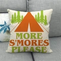 Nahaufnahme vom Leinen-Kissenbezug mit Camping-Zelt-Design und More S'mores Text - More S'mores Please (Stil 3)