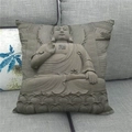 Detailweergave van de Buddha 3D-print op een grijze linnen kussensloop voor bank - Cementgrijs Reliëf Boeddha met Swastika (4)