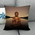 Detailansicht eines Kissenbezugs aus Leinen mit Buddha-Digitaldruck auf grauem Sofa - Zen Boeddha am Sonnenuntergangsee (7)
