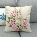 Leinen-Kissenbezug zu Ostern mit Aquarell-Hase und rosa Kirschblüten auf dem Sofa - Realistisches Weißes Kaninchen und Rosa Kirschblüten (1)