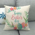Nahaufnahme der Happy Easter Leinen Kissenhülle mit floralem Eierprint auf Sofa - Handschriftliches Happy Easter mit Ei und Blumen (4)