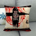 Nahaufnahme eines Leinenkissenbezugs mit schwarzem Kreuz und rotem Tuschspritzer-Motiv - Rotes Splatter Kreuz (9)