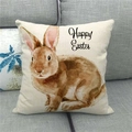 Detalle de funda de cojín de Pascua en lino con conejo acuarela en un sofá - Conejo Marrón Acuarela Pascua (1)