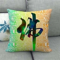 Künstlerischer Buddha Kalligraphie Leinen Kissenbezug auf einem grauen Sofa für Deko - Buddha Kalligraphie (3)