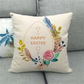 Detalle de la funda de cojín de lino de Pascua con diseño de huevo y flores de colores - Huevo Dorado con Plumas y Flores (3)