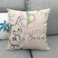 Osterhasen-Kissenbezug aus Leinen mit bunten Ballons auf grauem Stoffsofa - 45x45cm / Hase mit Luftballons (LITTLE Bunny)