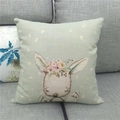 Detalle de funda de cojín de lino con estampado de conejo y lunares blancos decorativos - Conejo Durmiendo Lunares Verde Menta (10)